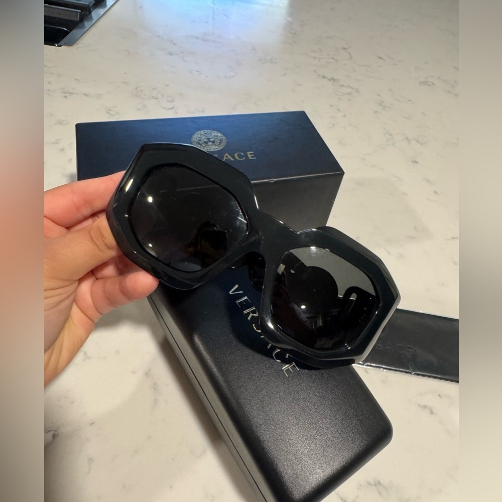 ONE DAY SALE✨
SALE✨Versace Black and Gold Sunglasses Modern Design - Picture 16 of 16